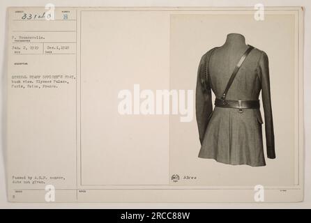 Ein Foto von P. Rounsevelle vom 2. Januar 1919 zeigt die Rückansicht eines Generalstabsmantels im Elysées Palace, Paris, Frankreich. Das Foto ging am 1. Dezember 1918 ein. Es wurde im Ersten Weltkrieg aufgenommen und vom A.E.F.-Zensor genehmigt. Titel: "Generalstabsjacke im Elysépalast, Paris, Frankreich." Stockfoto