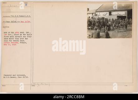 Männer des 16. Regiments der Infanterie, 1. Division, standen vor den Schützengräben in Little Freissy, Frankreich, für ihre erste Mahlzeit an, wo sie zwanzig Tage lang die Schlange gehalten hatten. Dieses Foto wurde von Pvt. E. R. Trabold am 15. Mai 1918 aufgenommen und vom M.I.B. zensiert und freigegeben Zensor am 28. Juni 1918. Stockfoto