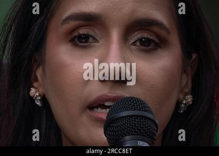 London, Großbritannien. 13. Juli 2023 Sparen Sie Sich Unsere Ticketbüros. RMT spricht vor dem Bahnhof Kings Cross gegen Vorschläge, die von Eisenbahnunternehmen letzte Woche angekündigt wurden und bei denen in den nächsten drei Jahren bis zu 1.000 Ticketschalter geschlossen werden könnten. Kredit: Guy Corbishley/Alamy Live News Stockfoto