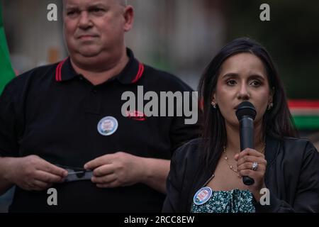 London, Großbritannien. 13. Juli 2023 Sparen Sie Sich Unsere Ticketbüros. RMT spricht vor dem Bahnhof Kings Cross gegen Vorschläge, die von Eisenbahnunternehmen letzte Woche angekündigt wurden und bei denen in den nächsten drei Jahren bis zu 1.000 Ticketschalter geschlossen werden könnten. Kredit: Guy Corbishley/Alamy Live News Stockfoto