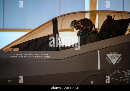 USA Oberstleutnant Richard Peace, Kommandant der 187. Einsatzstaffel, bereitet sich auf den Start in einer F-35 Lightning II vor, 10. Juli 2023, auf dem Luftwaffenstützpunkt Luke, Arizona. Der 56. Fighter Wing begrüßte die Flugschüler der Air National Guard F-35 aus dem 187. Fighter Wing, um neben den aktiven F-35 Piloten zu trainieren. (USA Air Force Foto von Airman 1. Class Katelynn Jackson) Stockfoto