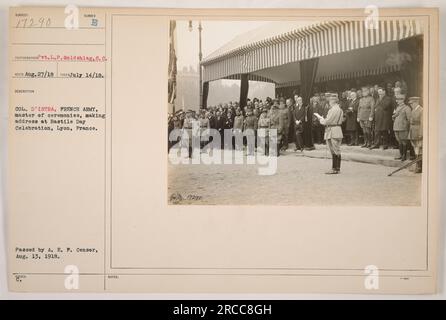 Oberst D'Istra, ein Mitglied der französischen Armee, hält eine Rede als Zeremonienmeister bei der Feier zum Bastilientag am 14. Juli 1918 in Lyon, Frankreich. Das Foto, aufgenommen von Pvt. L.P. Goldshlag, wurde am 27. August 1918 empfangen. Es wurde von der A.E.F. ausgestellt und verabschiedet Zensor am 13. August 1918. Stockfoto