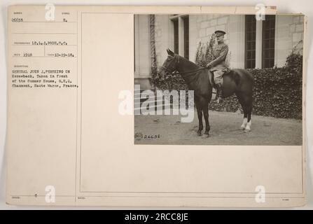 General John J. Pershing auf dem Pferderücken vor dem Sommerhaus am G.H.Q. Chaumont, Haute Marne, Frankreich. Aufgenommen am 19. Oktober 1918 von LT. L. J. Rode. Der Symbol-Fotograf C B. hat ein Foto mit der Referenznummer 111-SC-26638 ausgestellt. Dieses Bild ist Teil der Sammlung „Fotografien amerikanischer Militäraktivitäten während des Ersten Weltkriegs“. Stockfoto