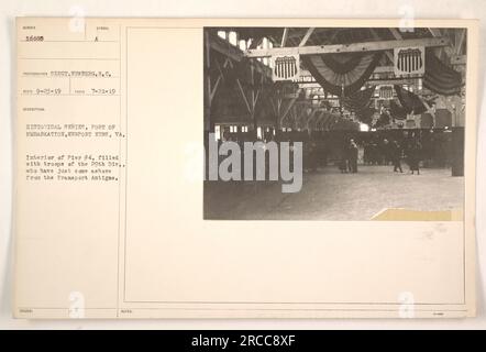 Truppen der 29. Division füllen Pier Nr. 4 im Hafen von Embardierung in Newport News, VA. Sie sind vor kurzem aus dem Transportantigne ausgestiegen. Das Foto ist Teil einer historischen Serie und wurde von Sergeant Newberg von der S.C. aufgenommen Symbol RECO am 21. Juli 1919. Stockfoto