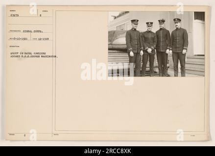Eine Gruppe Marineoffiziere posiert für ein Foto an Bord der U.S.S. George Washington im Ersten Weltkrieg. Das Bild wurde im Dezember 1918 aufgenommen und war Teil einer Reihe von Fotografien, die die amerikanischen militärischen Aktivitäten während des Krieges darstellen. Dieses Foto hat die Identifikationsnummer 63279 und wurde von einem Fotografen des Signalkorps aufgenommen. Stockfoto