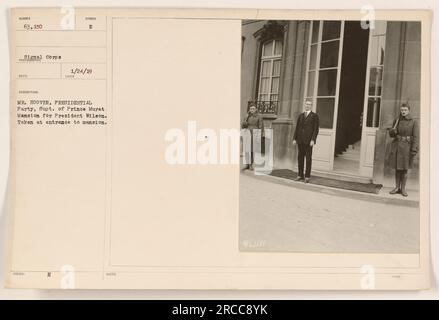 Mr. Hoover, Leiter der Prinz-Murat-Villa für Präsident Woodrow Wilson, wird am Eingang der Villa gesehen. Dieses Foto wurde am 24. Januar 1919 von einem Fotografen des Signalkorps aufgenommen. Dieses Bild ist mit der Referenznummer 9863150 beschriftet. Stockfoto