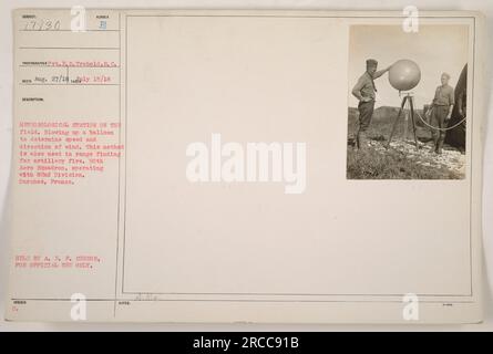 'Flugfoto einer Wetterstation in Ourches, Frankreich während des Ersten Weltkriegs. Das Foto zeigt Soldaten der 90. Aero-Staffel der 82. Division, die einen Ballon in die Luft jagen, um die windgeschwindigkeit und -Richtung zu bestimmen. Diese Methode wird auch für die Entfernungssuche bei Artilleriefeuer verwendet. Nur zur offiziellen Verwendung.“ Stockfoto