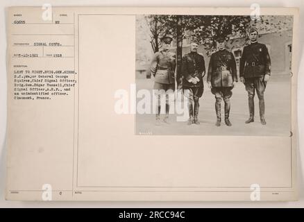 Brigg. General Gibbs, S.C.; Major General George Squires, Chief Signal Officer; Brigade. General Edgar Russell, Chief Signal Officer, A.E.F., und ein unidentifizierter Officer posieren für ein Foto in Chaumont, Frankreich. Dieses Bild wurde 1918 aufgenommen und ist Teil der Fotosammlung, die die amerikanischen militärischen Aktivitäten während des Ersten Weltkriegs dokumentiert. Stockfoto