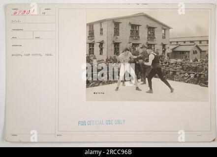 Soldaten nehmen während des 1. Weltkriegs an einem Boxkampf in Camp Custer, Michigan, Teil Das Foto, aufgenommen von C.P.I. Fotograf, zeigt zwei uniformierte Individuen, die sich für den Sport engagieren. Das Bild ist mit der offiziellen Bezeichnung 067004 gekennzeichnet. Stockfoto