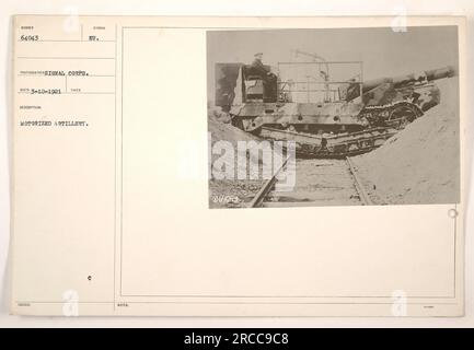 Ein Foto mit motorisierter Artillerie während des Ersten Weltkriegs, aufgenommen vom Fotografen des Signal Corps. Das Bild ist mit der Nummer 64043 beschriftet und wurde am 10. März 1921 empfangen. Die Artillerie auf dem Bild wird als Nummer 188 ED identifiziert, mit dem Symbol RU. Weitere Hinweise geben die Nummer 64043 und den Referenzcode 3-3004 an. Stockfoto