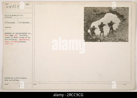 Mitglieder der Headquarters Company, 50. Infanterie-Regiment, 4. Division, werden gesehen, wie sie sich in den Muschellöchern eines alten Gebäudes in Montfaucon, Frankreich, posieren. Das Foto wurde am 2. Oktober 1918 von LT. P.W. aufgenommen Sears, S.R.C. Es wurde von der A.E.F. übergeben Zensor und herausgegeben von C. Roter H. Stockfoto