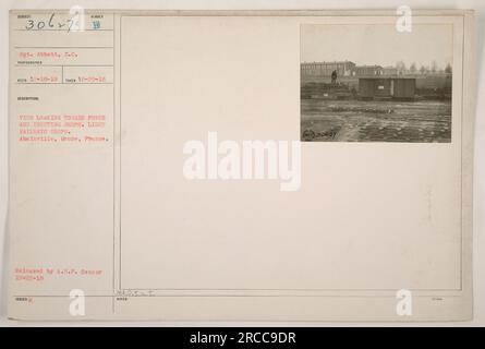 Sergeant Abbott vom Signalkorps ist auf diesem Foto festgehalten, das am 29. Oktober 1918 in Abainville, Mause, Frankreich, aufgenommen wurde. Das Bild zeigt einen Blick in Richtung der Strom- und Bauwerkstätten, insbesondere der Läden der Stadtbahn. Es wurde von der A.E.F. veröffentlicht und am 23. Dezember 1918 herausgegeben. Bemerkungsnummer: 30627. Stockfoto