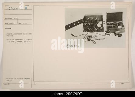Dieses Foto zeigt ein französisches Flugzeugfunkgerät, speziell das MODELL es. Es wurde im Forschungs- und Inspektionslabor in Paris aufgenommen. Das Foto wurde von der A.E.P. veröffentlicht Zensur am 7. Januar 1919, und die Notizen besagen, dass die eindeutige Identifikationsnummer für dieses Bild 30666 ist. Stockfoto
