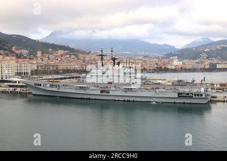 Der italienische Flugzeugträger Giuseppe Garibaldi, der erste für die italienische Marine gebaute Durchgangsflugzeugträger, hat im April 2023 in Salerno, Italien, festgemacht. Stockfoto