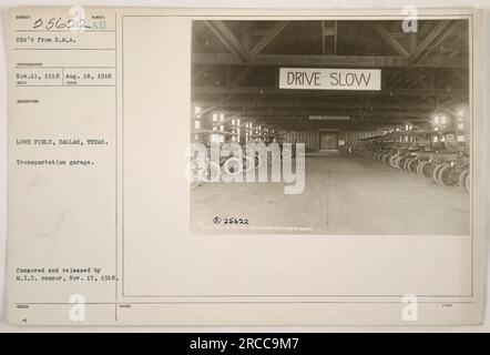 Sachliche Überschrift: Bild der Transportwagengarage im Love Field, Dallas, Texas, während des 1. Weltkriegs. Zensiert und freigegeben vom M.I.D-Zensor am 15. November 1918. Auf dem Foto ist ein Schild mit der Meldung „DRIVE SLOW NO SMOKING“ (LANGSAM FAHREN, NICHT RAUCHEN) an der Wand zu sehen. Das Foto wurde am 18. August 1918 aufgenommen. Stockfoto