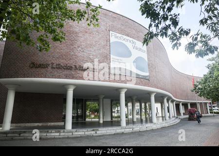 Hamm, Deutschland. 12. Juli 2023. Das Gustav Lübcke Museum in Hamm. Das Museum untersucht seine Besitztümer seit 2021 auf mögliches, von den Nazis geplündertes Eigentum. Die Ausstellung „Missing Links“ vermittelt die historischen Kontexte von Antisemitismus, Verfolgung und Enteignung und erinnert an die Geschichte der Objekte und der Menschen, denen sie gehörten. Kredit: Oliver Berg/dpa/Alamy Live News Stockfoto