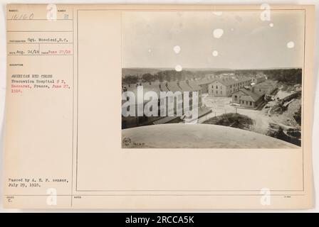 Personal des amerikanischen Roten Kreuzes im Evakuierungskrankenhaus #2 in Baccarat, Frankreich. Das Foto, das Sergeant Moseloni am 27. Juni 1918 gemacht hat, zeigt die Soldaten in ihren Roten-Kreuz-Uniformen, die ihre Aufgaben gewissenhaft erfüllen. Das Foto wurde vom A.E.F.-Zensor am 29. Juli 1918 geprüft und angenommen. Stockfoto