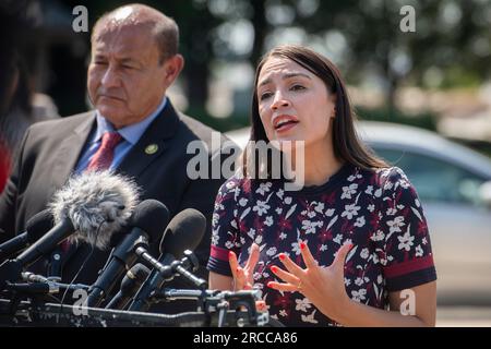 Die US-Vertreterin Alexandria Ocasio-Cortez (Demokrat von New York), Right, wird von der US-Vertreterin Lou Correa (Demokrat von Kalifornien) zu einer Pressekonferenz über Psychedelics in National Defense Authorization Act (NDAA) im US Capitol in Washington, DC, am Donnerstag, den 13. Juli 2023, eingeladen. Kredit: Rod Lamkey/CNP/MediaPunch Stockfoto