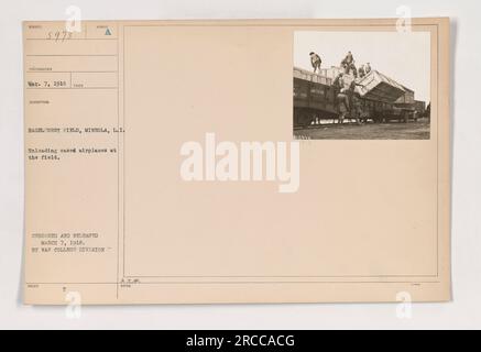 Entladen von umhüllten Flugzeugen am Hazelhurst Field in Mineola, Long Island, am 7. März 1918. Dieses Foto wurde von Abteilung A.T des war College aufgenommen und am selben Tag zensiert und veröffentlicht. Das Bild zeigt die militärischen Aktivitäten während des Ersten Weltkriegs. Stockfoto