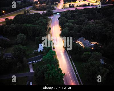 „Nighttime Serenity on the Highway: An Aerial Perspective“ Stockfoto