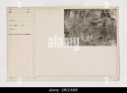 Ein Schwarzweiß-Luftfoto aus dem Jahr 1919, das einen unbekannten Ort während des Ersten Weltkriegs zeigt Das Foto ist mit dem Symbol „HU AERIAL PHOTOGRAPHY TERRAIN“ gekennzeichnet und wurde 1919 von der CD herausgegeben. Detaillierte Hinweise zum Speicherort sind nicht verfügbar. Stockfoto