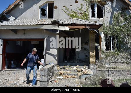 Verkhnya Tersa, Ukraine. 13. Juli 2023. Einheimische sahen, wie sie einen Bereich eines Privathauses säuberten, der durch russische Bomben im Dorf Verkhnya Tersa beschädigt wurde. Am 505. Tag des groß angelegten russischen Krieges gegen die Ukraine laufen schwere Kämpfe an den Fronten Kupiansk, Lyman, Bakhmut, Avdiivka und Marinka. An der Front von Zaporizhien und Kherson versuchen die Russen, die ukrainischen Streitkräfte am Vorrücken zu hindern. Kredit: SOPA Images Limited/Alamy Live News Stockfoto