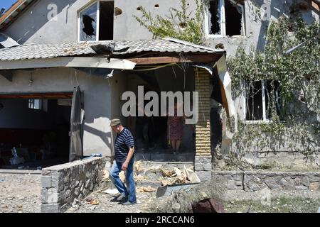 Verkhnya Tersa, Ukraine. 13. Juli 2023. Einheimische sahen, wie sie einen Bereich eines Privathauses säuberten, der durch russische Bomben im Dorf Verkhnya Tersa beschädigt wurde. Am 505. Tag des groß angelegten russischen Krieges gegen die Ukraine laufen schwere Kämpfe an den Fronten Kupiansk, Lyman, Bakhmut, Avdiivka und Marinka. An der Front von Zaporizhien und Kherson versuchen die Russen, die ukrainischen Streitkräfte am Vorrücken zu hindern. Kredit: SOPA Images Limited/Alamy Live News Stockfoto