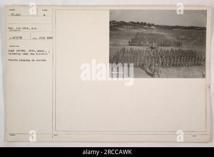 ROTC-Parade im Juli 1920 in Camp Devens, Ayer, Massachusetts. Das Foto wurde von Sergeant Joe Hits, S.C. aufgenommen und zeigt das Infanterielager und die Aktivitäten während des Ersten Weltkriegs. Das Bild wurde als Nummer 69.243 gekennzeichnet und als in diesem Zeitraum aufgenommen beschrieben. Stockfoto