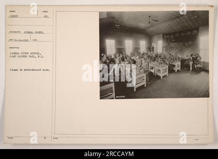 Soldaten der Signal Corps School in Camp Alfred Vail, New Jersey, werden gesehen, wie sie an einer Vermittlung teilnehmen. Das Foto wurde von einem Fotografen des Signalkorps aufgenommen. Das Bild zeigt die aus- und Weiterbildung der Schule. Stockfoto