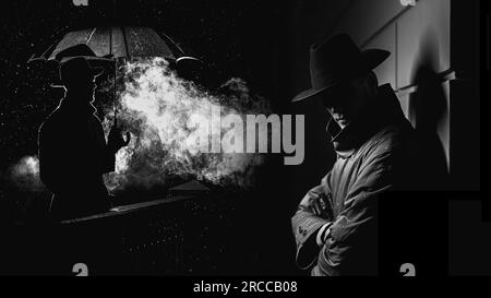 Ein Mann spioniert Detektiv in einer dunklen, regnerischen Stadt bei Nacht im Noir-Stil. Collage der männlichen Silhouette der Mafia im Filmstil Stockfoto