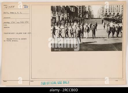 Soldaten marschieren in einer Parade auf der Fifth Avenue in New York City, um den Unabhängigkeitstag am 4. Juli 1918 zu feiern. An der Parade nahmen tschechoslowakische Freiwillige (tschechische Slawen) Teil, die ihre Unterstützung für die Kriegsanstrengungen demonstrierten. Dieses Bild ist Teil der Sammlung amerikanischer Militäraktionen während des Ersten Weltkriegs. Stockfoto