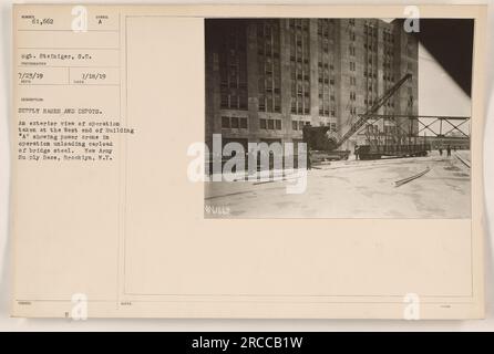 Außenansicht einer Operation am Westende von Gebäude A in der New Army Supply Base, Brooklyn, N.Y. Im Betrieb wird ein Kranwagen gezeigt, der eine Ladung Brückenstahl entlädt. Foto aufgenommen am 7/23/19 von Sergeant Steiniger, S.C. Dieses Bild zeigt die Bedarfsbasis und das Lager in Aktion. Stockfoto