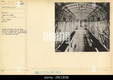 Soldaten falteten ihre Schlafliegen im Stationswagen eines Krankenhauszugs der Army Medical Department, die sich bereit machen, das Auto zu reinigen. Dieses Foto wurde am 13. Juni 1918 während des Ersten Weltkriegs aufgenommen. Das Bild ist mit der Identifikationsnummer 12097 gekennzeichnet und nur zur amtlichen Verwendung bestimmt. Stockfoto