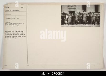 West Point Klasse 1921 Besuch der Kavallerie-Kaserne in Florenz, Italien. Amerikanische und italienische Stabsoffiziere genießen ein Militärfest. Fotografiert von Oberstleutnant G. R. Harrison am 1. Dezember 1919. Dieses Bild ist Teil einer Sammlung, die amerikanische Militäraktivitäten während des Ersten Weltkriegs dokumentiert. Hinweis: Bildnummer 64891. Stockfoto