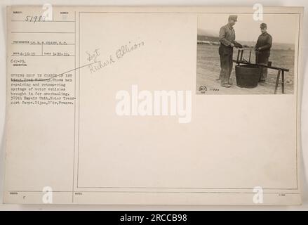 Männer, die Federn von Kraftfahrzeugen im Spring Shop in Dijon, Frankreich, reparieren und nachtemperieren. Der Laden steht unter der Verantwortung von 1. Sergeant Richard Ellison, und die Männer sind Teil der 309. Reparatureinheit, Motor Transport Corps. Das Foto wurde am 20. Januar 1919 aufgenommen und von dem Fotografen L.P.H. Sears aufgenommen. Stockfoto