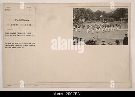 Homecoming-Parade des 312. Maschinengewehrbataillons, Washington D.C., mit dem Bataillon, das an Thomas Circle vorbeikommt und die Marine Band führt. Foto aufgenommen am 8. Juni 1919, erhalten am 10. Juni 1919. Die Beschriftung mit Notizen zeigt, dass das Bild mit 53911 nummeriert ist und von Corporal Warner vom Signalkorps aufgenommen wurde. Stockfoto