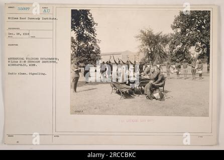 Mechanische Trainingseinheiten am Wilham Hood Dunwoody Institute in Minneapolis, Minnesota, die einen Funkkurs durchführen und Signaltechniken erlernen. Dieses Bild wurde von einem Fotografen des Instituts am 28. Dezember 1918 aufgenommen. Das Foto trägt die Beschreibungsnummer 55027 und ist nur für den offiziellen Gebrauch bestimmt. Stockfoto