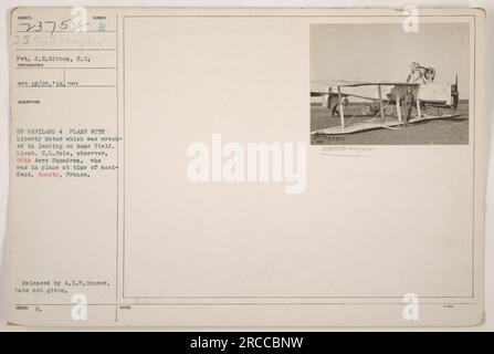 Leutnant E.I. Cole vom 96. Aero-Geschwader wird neben einem zerstörten De Haviland 4-Flugzeug mit einem Liberty Motor auf ihrem Heimfeld in Amanty, Frankreich, fotografiert. Der Unfall ereignete sich während der Landung. Das Foto wurde von A.E.F. veröffentlicht Das spezifische Datum wird jedoch nicht angegeben. Stockfoto