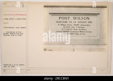 Am 14. Juli 1918 wurde der „Pont Wilson“ in Lyon, Frankreich, während der Feierlichkeiten zum Bastille-Tag eröffnet. Dieses Foto, aufgenommen von Pvt. L. P. Goldshlag, zeigt die Inschrift auf der Brücke. An der Zeremonie nahmen M. William Graves Sharp, der US-Botschafter in Frankreich, sowie andere Würdenträger Teil." Stockfoto