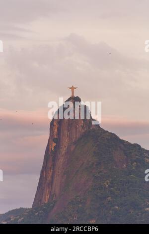 Christus der Erlöser in Rio de Janeiro, Brasilien - 07. April 2023: Statue von Christus dem Erlöser aus dem Viertel Botafogo in Rio de Janeiro. Stockfoto