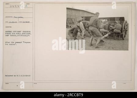 Bild von Soldaten, die während des Ersten Weltkriegs an einer Central Officer Training School für Field Artillery in Camp Taylor, Louisville, KY, trainiert werden. Das Foto wurde am 5. November 1918 aufgenommen. Die Soldaten bereiten sich auf die Aktion vor, nachdem sie das Kommando erhalten haben. Das Bild wurde am 23. November 1918 vom Militärgeheimdienst herausgegeben. Fotografiert von Pvt. Lubbe. Stockfoto