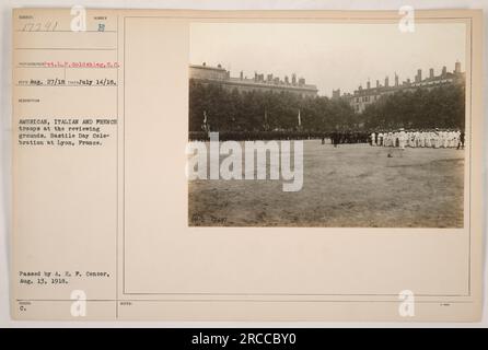 Amerikanische, italienische und französische Truppen versammeln sich am 14. Juli 1918 auf dem Prüfgelände in Lyon, Frankreich, zu einer Feier zum Bastille-Tag. Das Foto zeigt Pvt. P. Goldshlag, S.C., der das Foto gemacht hat. Dieses Bild wurde am 13. August 1918 vom A.E.F.-Zensor genehmigt. Stockfoto