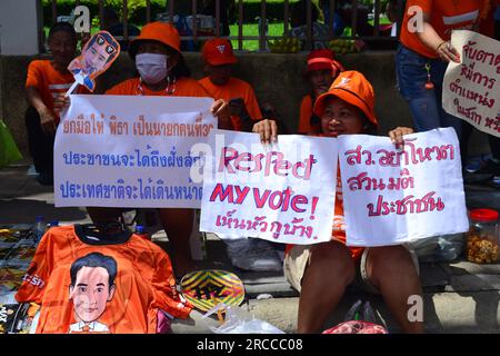 Demonstranten, die die Move Forward Party in Bangkok, Thailand, unterstützen, halten Plakate mit einer für Demokratie eintretenden Botschaft auf, einschließlich einer mit der Botschaft "Überprüfen Sie meine Stimme". Die Demonstranten unterstützen Pita Limjaroenrat von der Move Forward Party, die bei den jüngsten Parlamentswahlen die meisten Stimmen gewonnen hat. Pita Limjaroenrat verlor die Wahl zum Premierminister, 51 Stimmen weniger als 376 Stimmen. Einige Mitglieder des Senats enthielten sich bei der Abstimmung in vielen Enthaltungen. Stockfoto