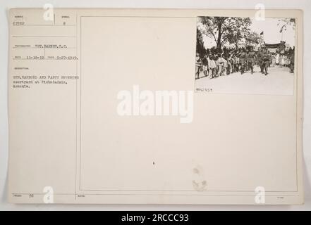 Auf diesem Foto sehen Sie General Harbord und seine Gruppe beim Betreten eines Innenhofs in Etchmiadzin, Armenien. Das Bild wurde am 27. September 1919 aufgenommen und mit dem Titel „Gen Harbord and Party Entring Courtyard at Etchmiadzin, Armenien“ ausgegeben. Der Fotograf war GT. Barnes.S.C., und die Beschreibung enthält die Referenznummer und das Veröffentlichungsdatum des Fotos. Stockfoto