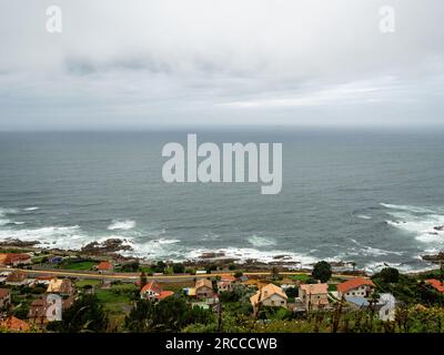 9. Juni 2023, Baiona, Pontevedra, Portugal: Ein Blick auf den Atlantischen Ozean an einem sehr bewölkten und nebligen Morgen. Die Küstenstraße des portugiesischen Camino ist eine schöne Alternative zu Fuß zur Central Route. Die Gesamtstrecke beträgt 280 km Sie beginnt in Porto und folgt der Küste bis Redondela in Spanien, wo sie mit der Central Route verschmolzen wird. Etwa 30 % der Pilger, die den portugiesischen Camino vollenden, gehen entlang der Küstenstraße. Der portugiesische Camino wird immer beliebter, und viele Pilger wählen diese Route als Alternative zu den Camino Frances. Küstenroute Portugals Stockfoto