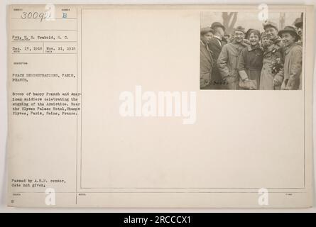 Titel: "Friedensfeier in Paris" Bildunterschrift: "Französische und amerikanische Soldaten feiern die Unterzeichnung des Waffenstillstands in der Nähe des Elysee Palace Hotels auf der Champs Elysee, Paris, Frankreich." Das Bild spiegelte die freudigen Demonstrationen und Kameradschaft zwischen den beiden Nationen wider. Foto von Pyt. E. R. Trabold am 11. November 1918 und vom AEF-Zensor angenommen. Beschreibung auf den Fotografien der amerikanischen Militäraktivitäten während des Ersten Weltkriegs - 111-SC-30092." Stockfoto