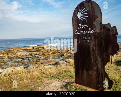 11. Juni 2023, Vila Praia de Ancora, Viana do Castelo, Portugal: Ein Zeichen in der Form eines Pilgers ist zu sehen, das eine gute Reise zu den Pilgern wünscht. Die Küstenstraße des portugiesischen Camino ist eine schöne Alternative zu Fuß zur Central Route. Die Gesamtstrecke beträgt 280 km Sie beginnt in Porto und folgt der Küste bis Redondela in Spanien, wo sie mit der Central Route verschmolzen wird. Etwa 30 % der Pilger, die den portugiesischen Camino vollenden, gehen entlang der Küstenstraße. Der portugiesische Camino wird immer beliebter, und viele Pilger wählen diese Route als Alternative zu den Camino Frances Stockfoto