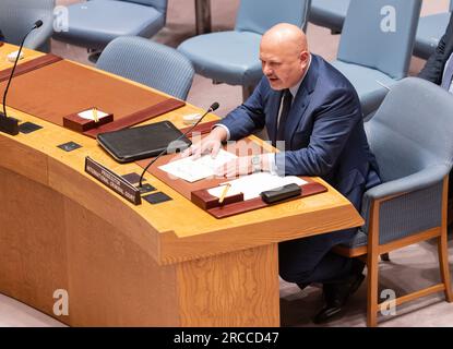 Karim Khan, Ankläger des Internationalen Strafgerichtshofs, spricht auf der Sitzung des Sicherheitsrats am 13. Juli 2023 am UN-Hauptquartier in New York zu Berichten des Generalsekretärs über Sudan und Südsudan Stockfoto