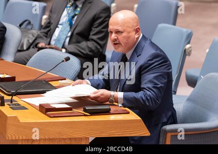 Karim Khan, Ankläger des Internationalen Strafgerichtshofs, spricht auf der Sitzung des Sicherheitsrats am 13. Juli 2023 am UN-Hauptquartier in New York zu Berichten des Generalsekretärs über Sudan und Südsudan Stockfoto