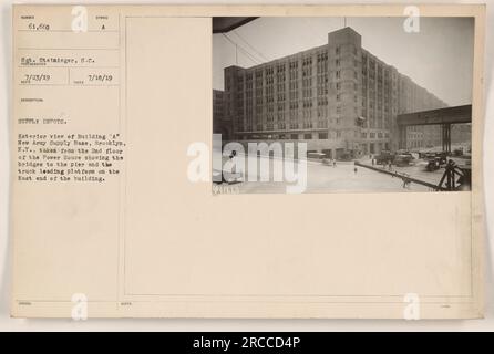 Außenansicht von Gebäude A an der New Army Supply Base in Brooklyn, N.Y. Das Foto wurde aus dem 2. Stock des Power House aufgenommen und zeigt die Brücken, die zum Pier führen, und die LKW-Verladeplattform am östlichen Ende des Gebäudes. Dieses Bild ist Teil der Serie der Vorratslager und wurde am 23. Juli 1919 von Sergeant Steinieger aufgenommen. Das Bild trägt die Bezeichnung 61.660 und trägt das Symbol A. die Beschreibung wurde am 18. Juli 1919 herausgegeben und das Bild ist Teil der SECD-Sammlung, Symbol A und die Nummer 7/18/19. Stockfoto